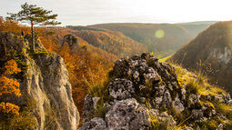 Ein atemberaubender Blick über ein herbstliches Tal im Schwäbische Alb Gebiet.