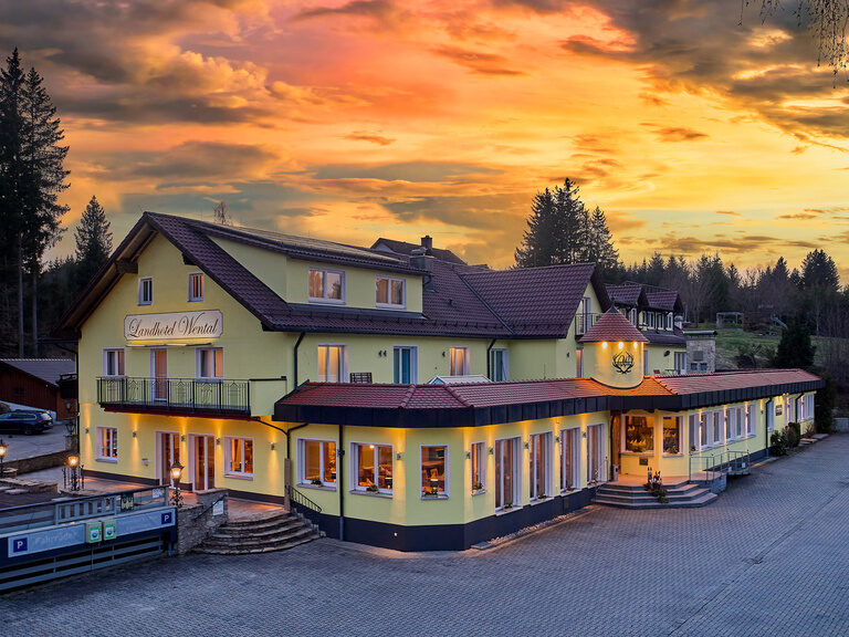 Ein verlockendes gelbes Hotel in ruhiger Umgebung bietet Erholung pur.