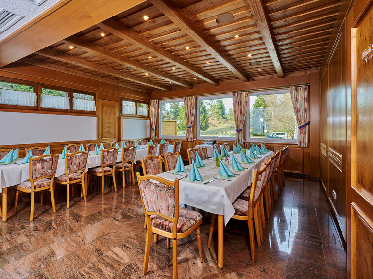 Ein einladendes Restaurant mit Holzinterieur und Tageslicht im Hotel.